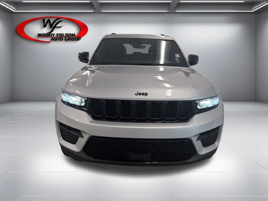 Used 2025 Silver Jeep Altitude image 2