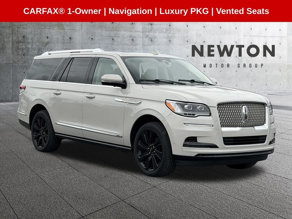 Used 2022 White Lincoln Reserve image 1