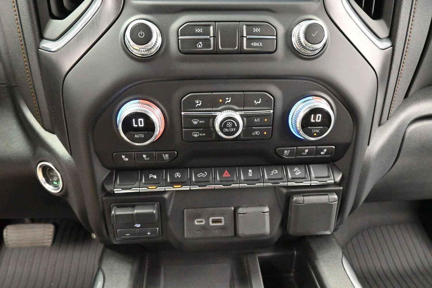 Used 2020 CARBON BLACK METALLIC GMC AT4 image 25