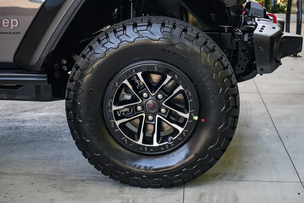 New 2026 Granite Crystal Metallic Clear-Coat Exterior Paint Jeep Rubicon X image 10