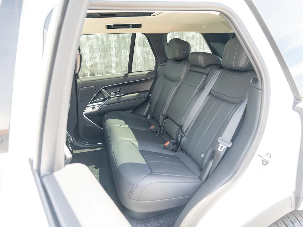 New 2026 Fuji White Land Rover SE image 23
