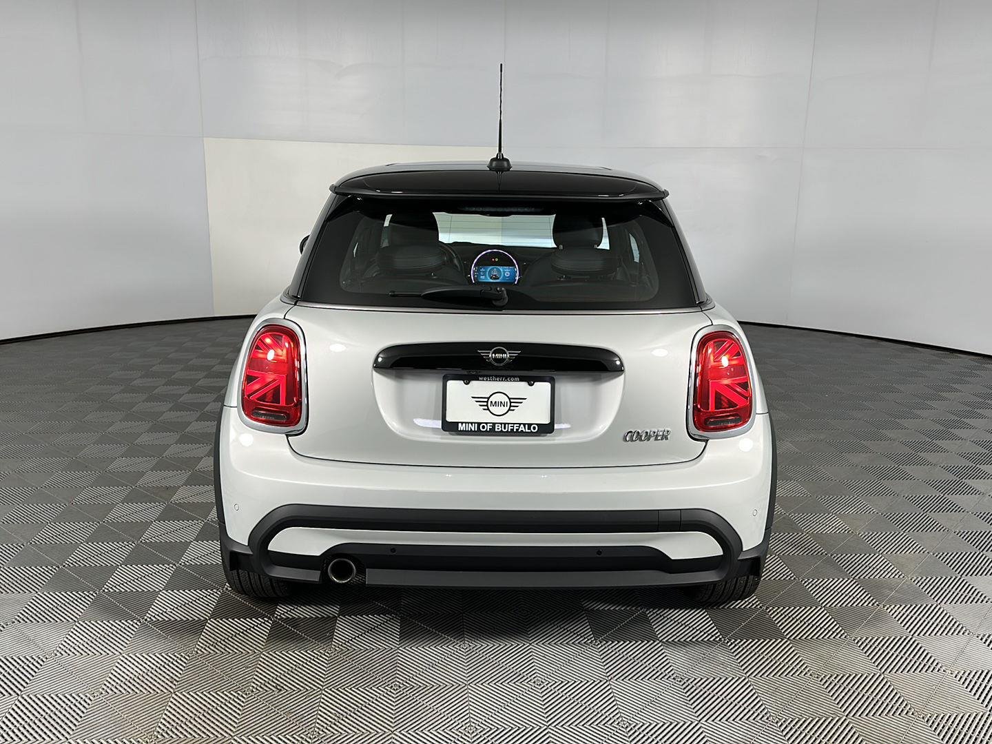 Used 2022 White Silver Metallic MINI Oxford Edition image 29