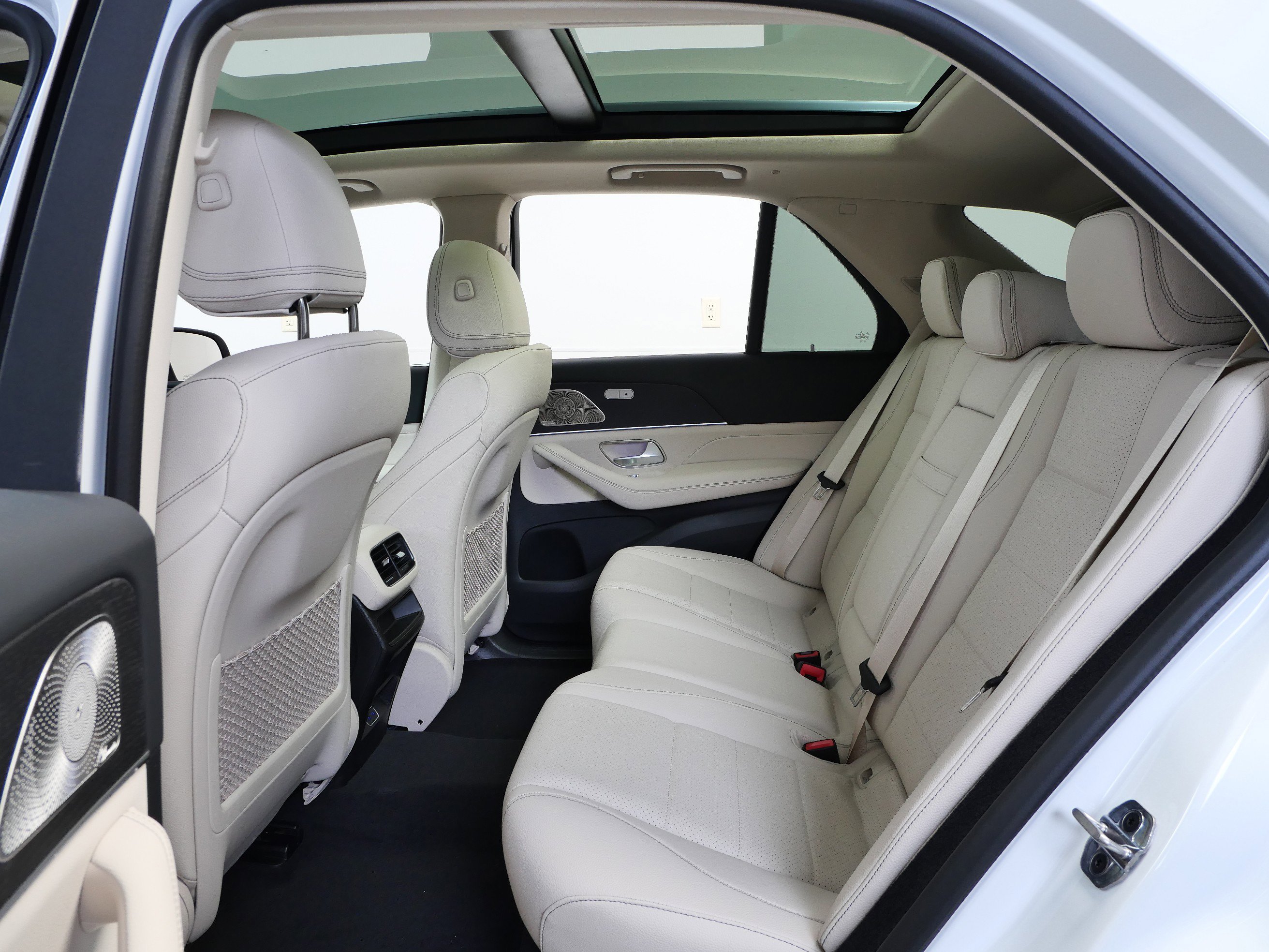 New 2026 MANUFAKTUR Moonlight White Metallic Mercedes-Benz GLE 450 image 8