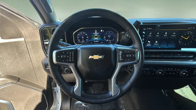 Used 2024 Summit White Chevrolet LT image 17