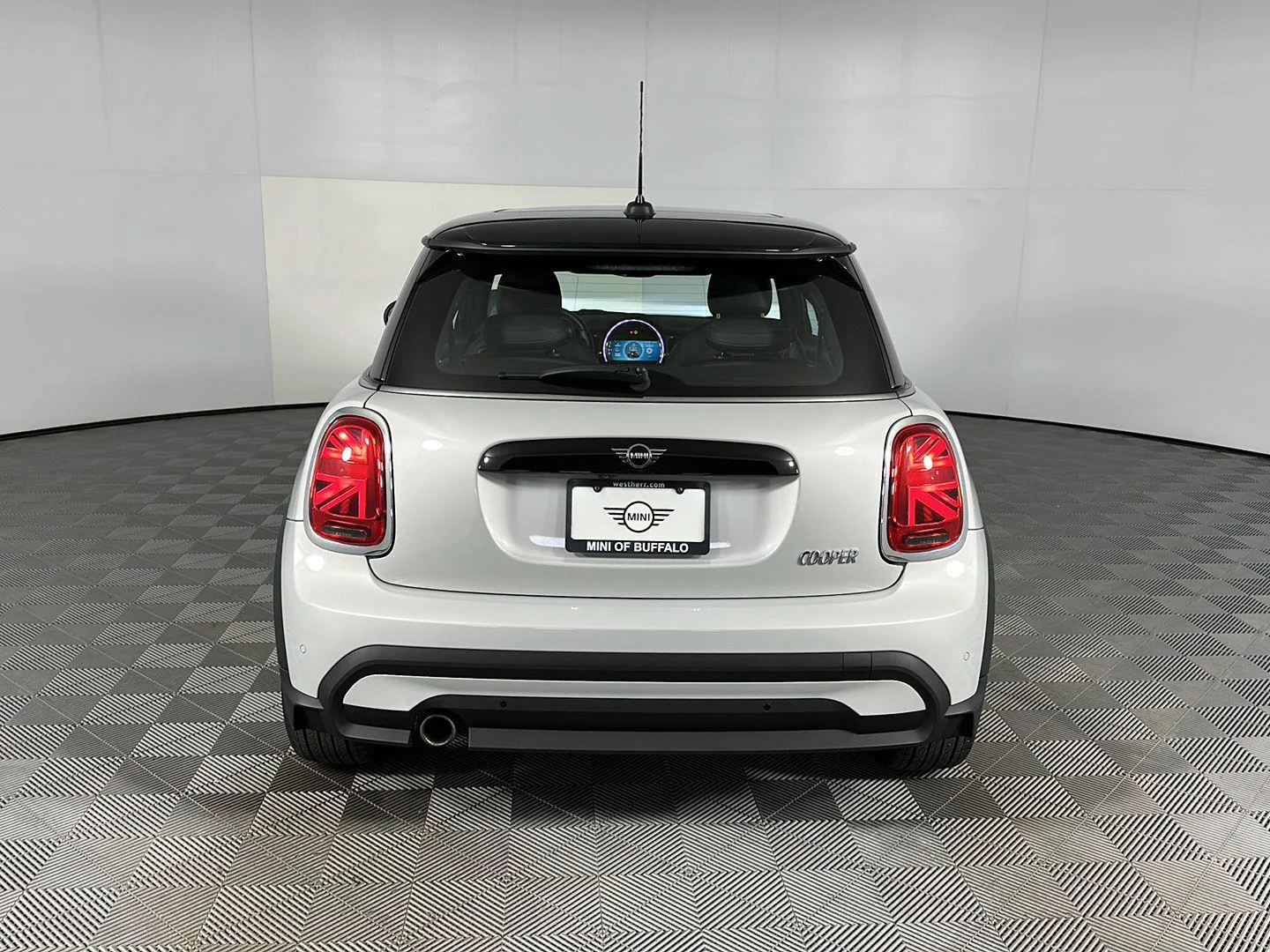 Used 2022 White Silver Metallic MINI Oxford Edition image 29