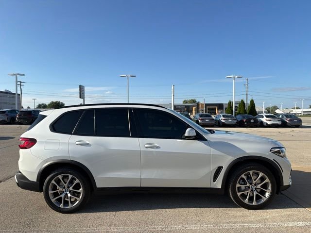 Used 2022 White Metallic BMW xDrive40i image 6