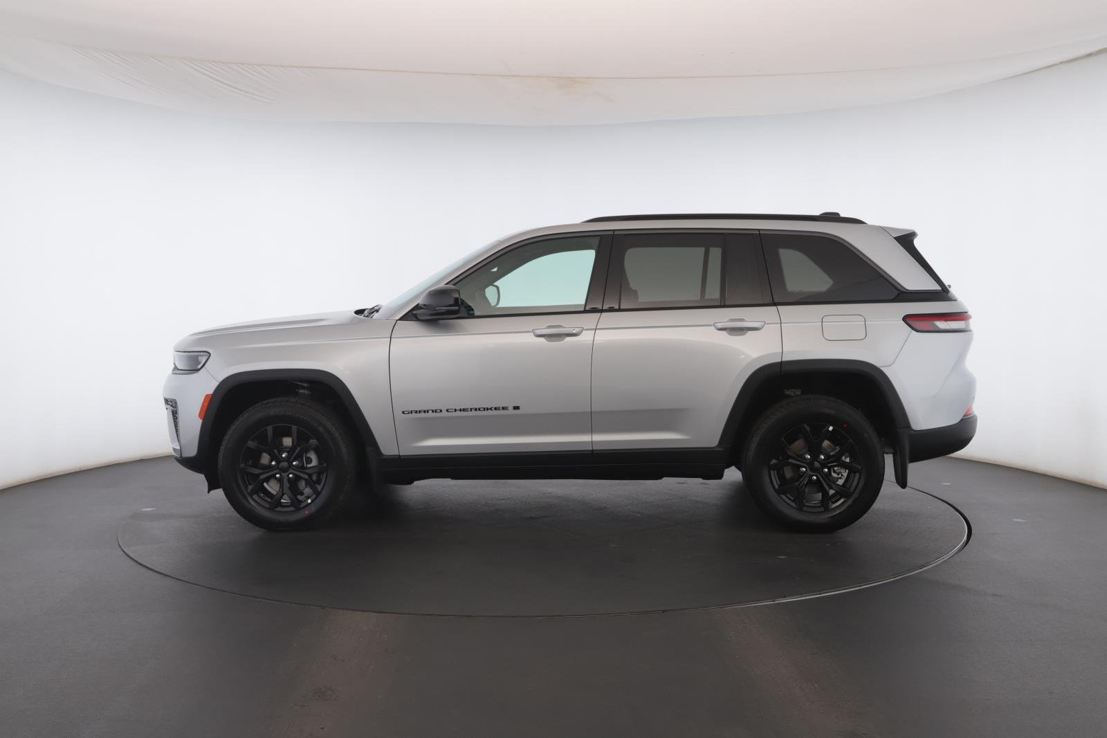 New 2026 Silver Zynith Exterior Paint Jeep Laredo Altitude 4x4 image 20