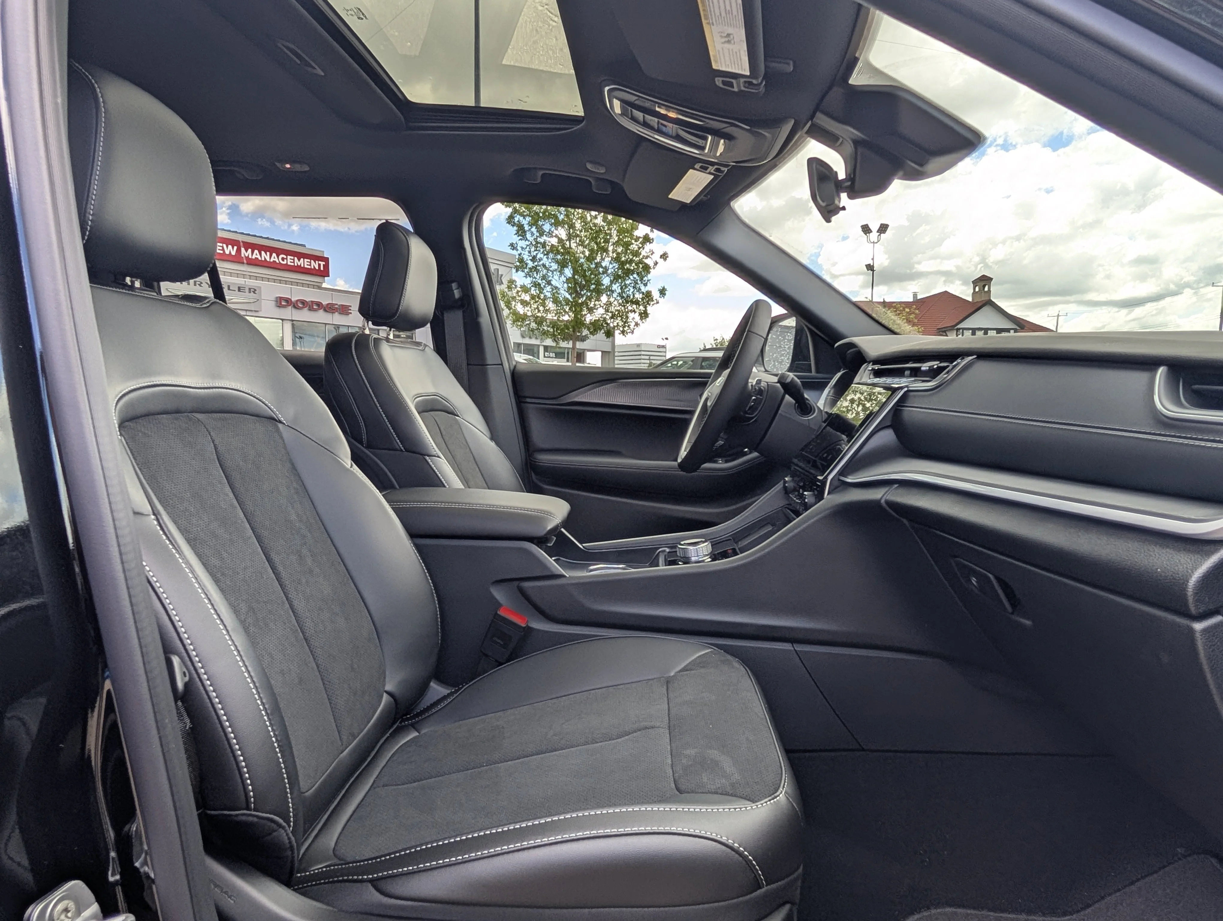 New 2025 Diamond Black Crystal Pearl Jeep Altitude image 22