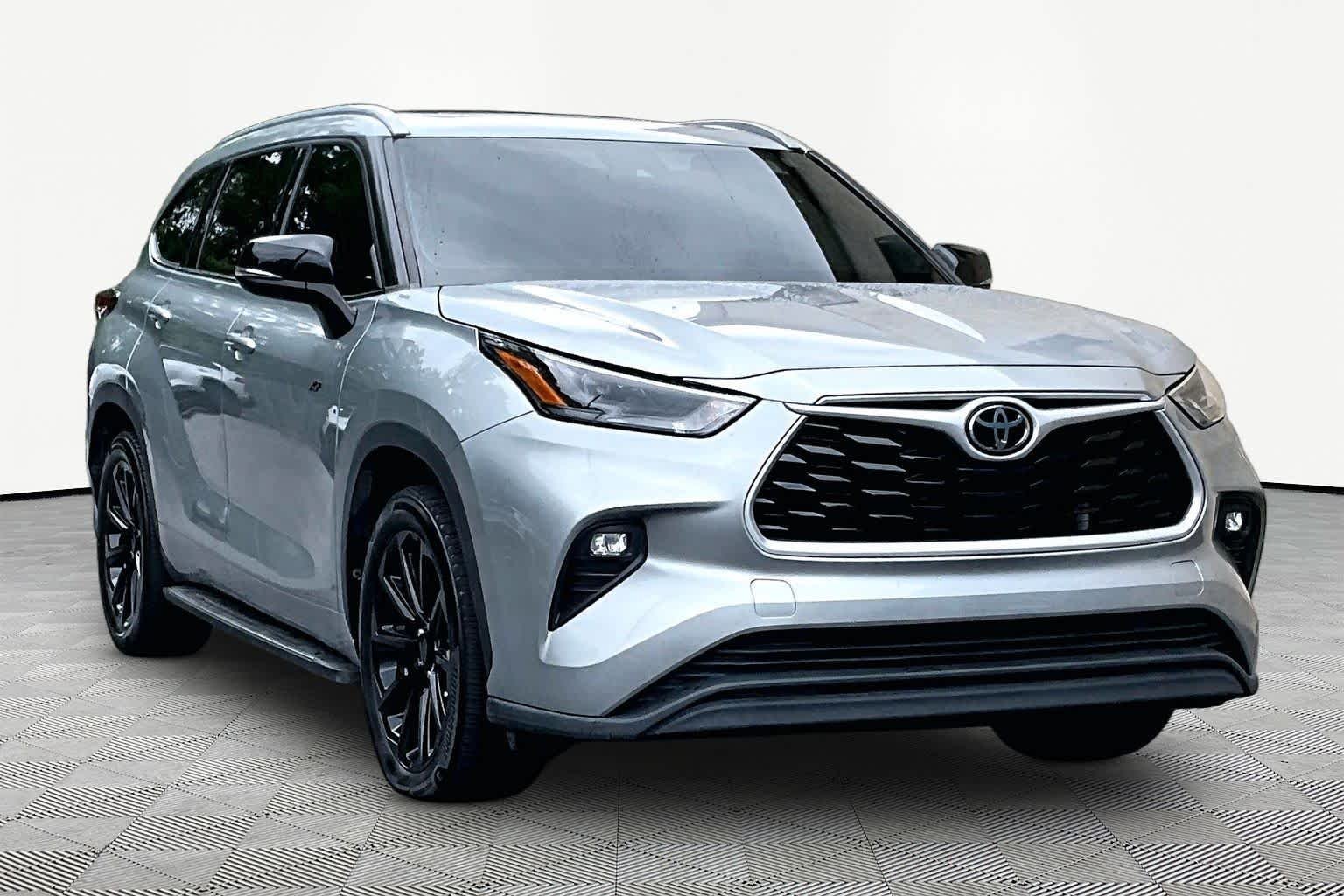 Used 2022 Celestial Silver Metallic Toyota XLE image 3
