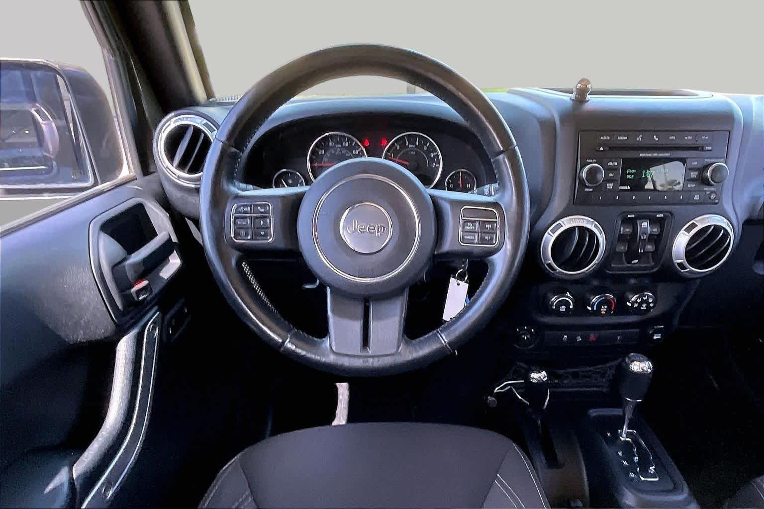 Used 2015 Tank Clearcoat Jeep Sahara image 6