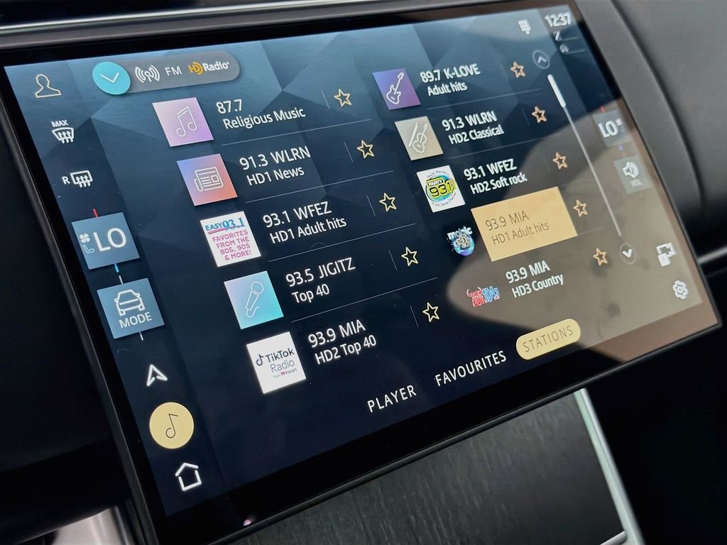 New 2026 Fuji White Land Rover SE image 15