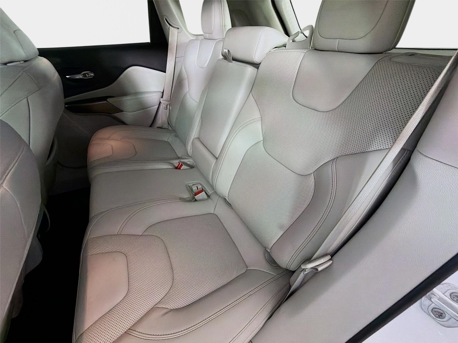 Used 2021 Bright White Clearcoat Jeep Latitude Lux image 20