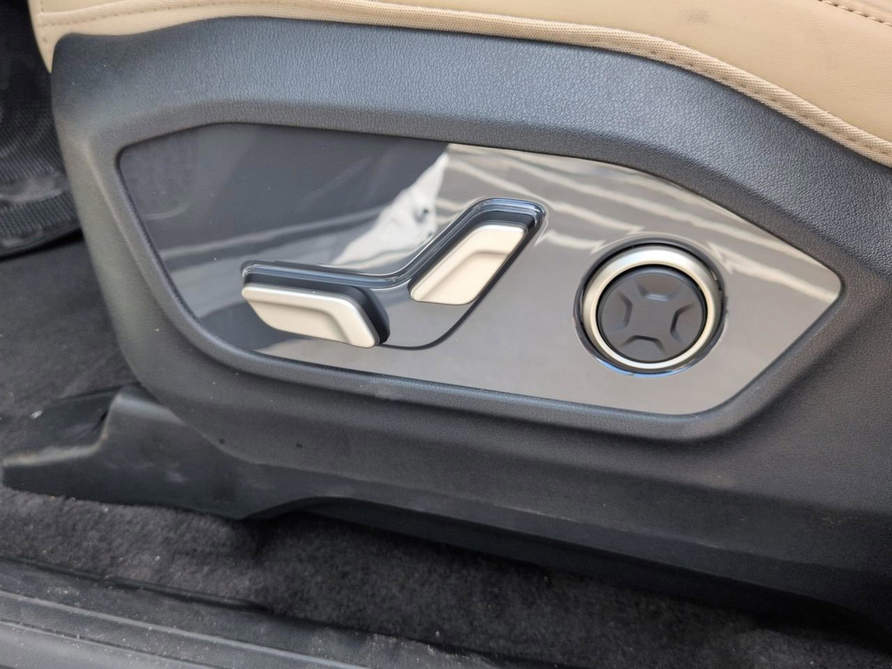 New 2027 Glacial White Pearl Kia EX image 22