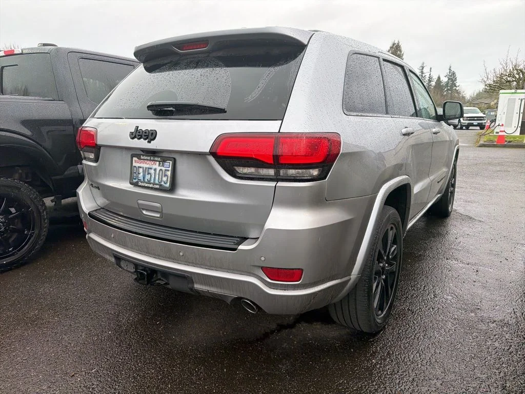 Used 2017 Billet Silver Metallic Clearcoat Jeep Altitude image 4