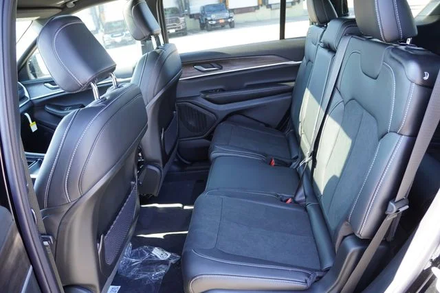 New 2026 Diamond Black Crystal Pearlcoat Jeep Altitude image 11