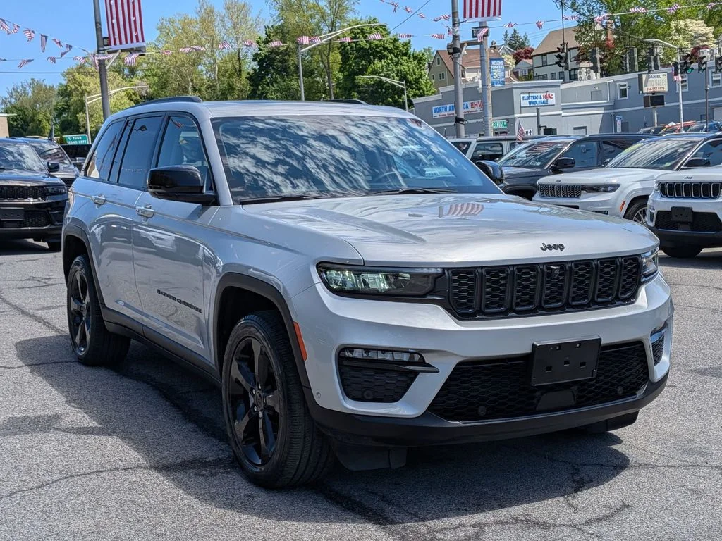 Used 2023 Silver Jeep Limited image 4