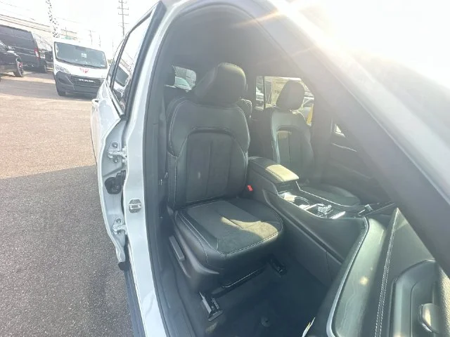 New 2026 Bright White Clear-Coat Exterior Paint Jeep Altitude image 29