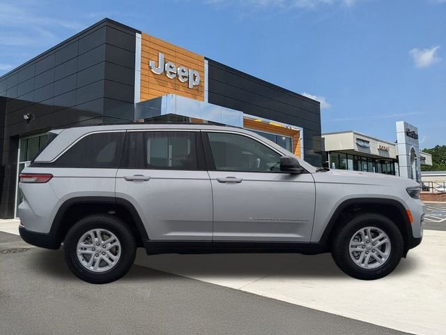 New 2025 Silver Zynith Exterior Paint Jeep Laredo image 11