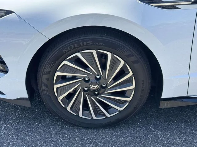 Used 2025 White Hyundai SEL image 7
