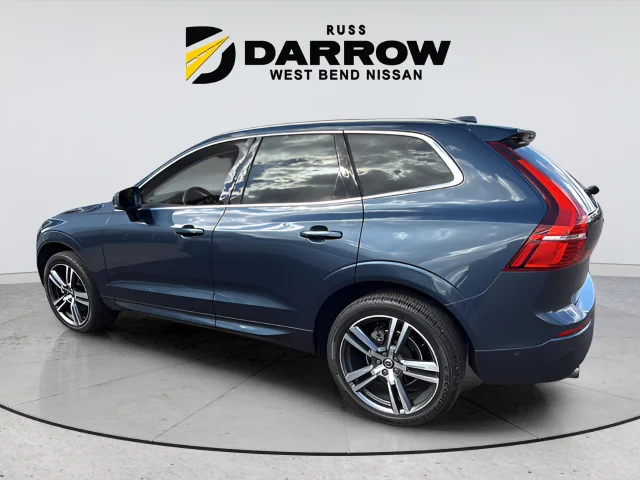 Used 2018 Blue Volvo T5 Momentum image 3