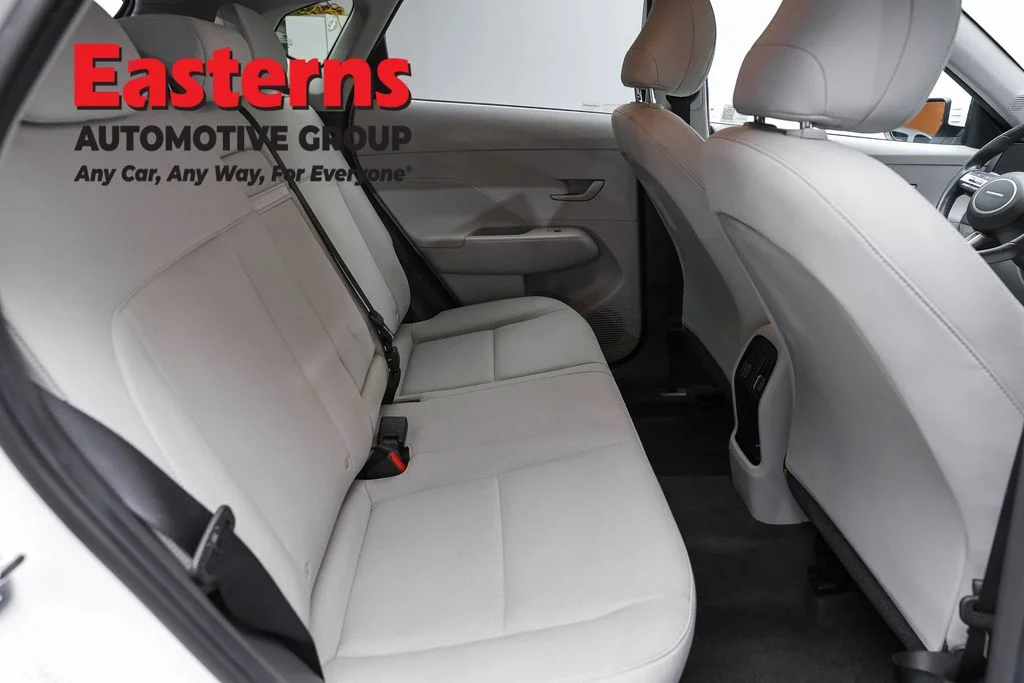 Used 2024 White Hyundai SEL image 23