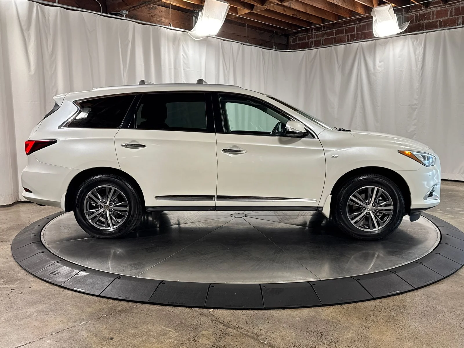 Used 2019 White INFINITI LUXE image 9