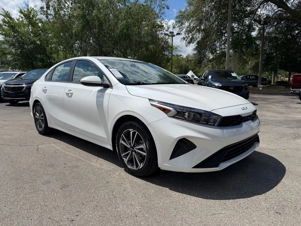 2023 Kia Forte LXS AT's photo