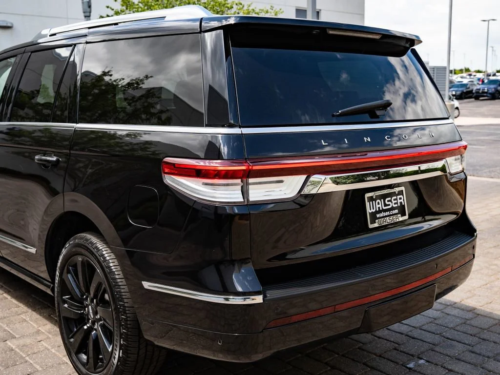 Used 2024 Infinite Black Metallic Clearcoat Lincoln Reserve image 19