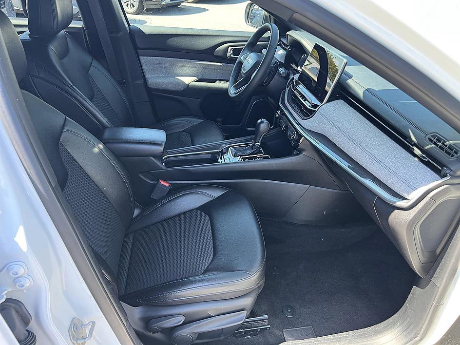 Used 2024 Bright White Clearcoat Jeep Latitude image 17