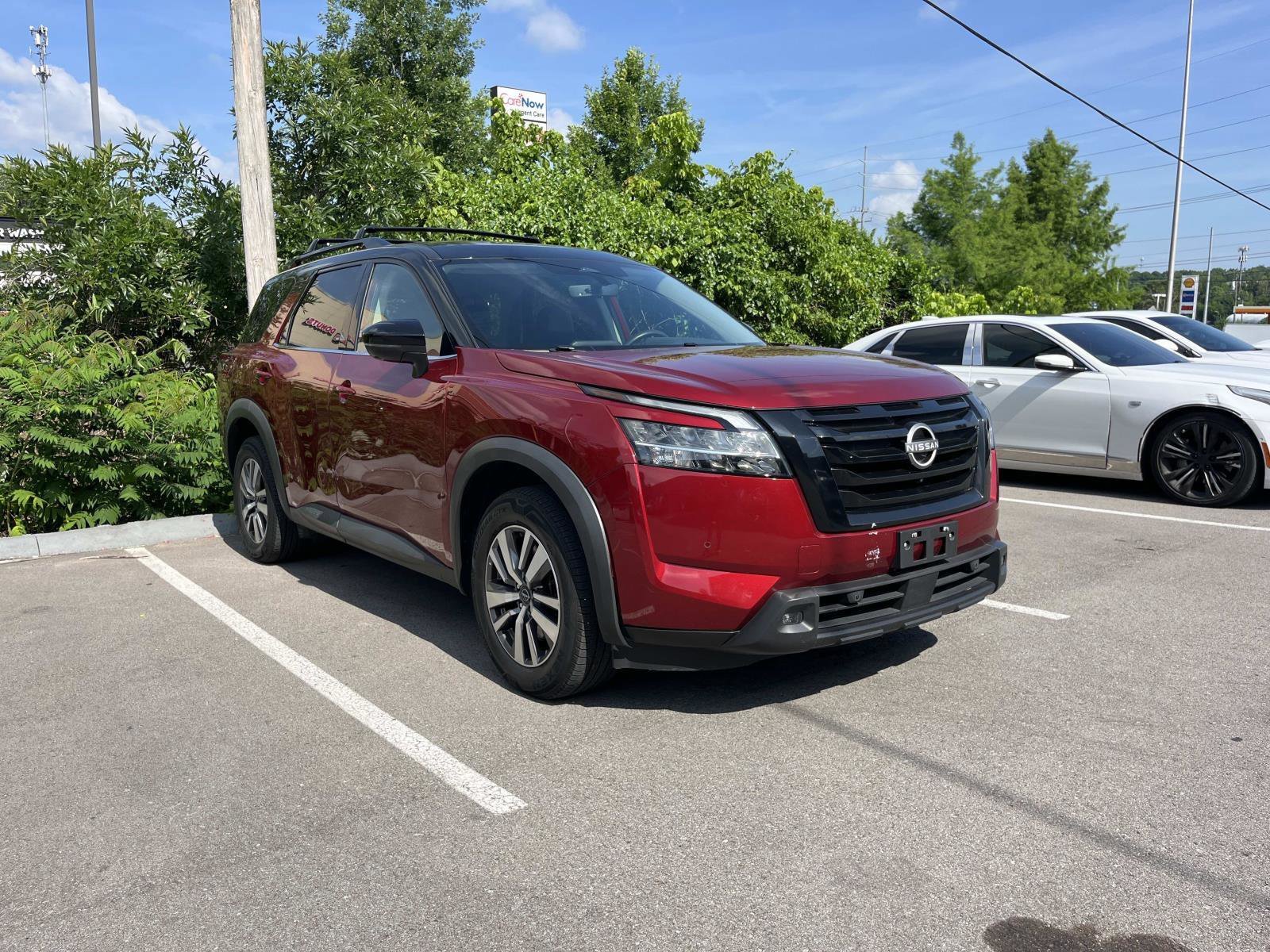 2023 Nissan Pathfinder SL 4WD's photo