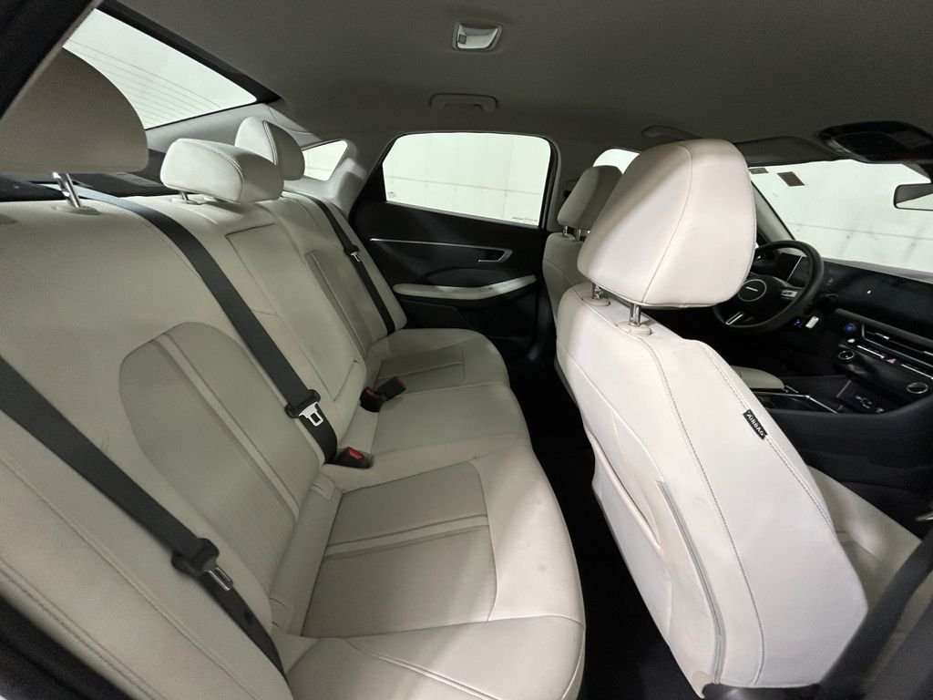 Used 2024 White Hyundai SEL image 17