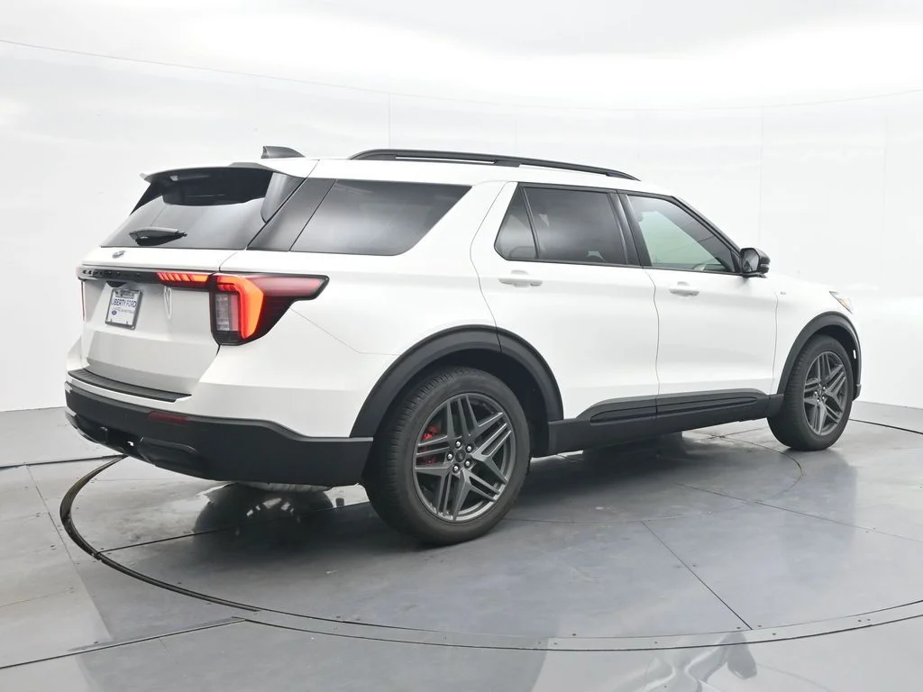 New 2026 Star White Metallic Tri-Coat Ford ST-Line image 7