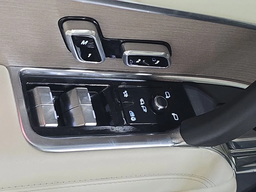 Used 2025  Land Rover SE image 21