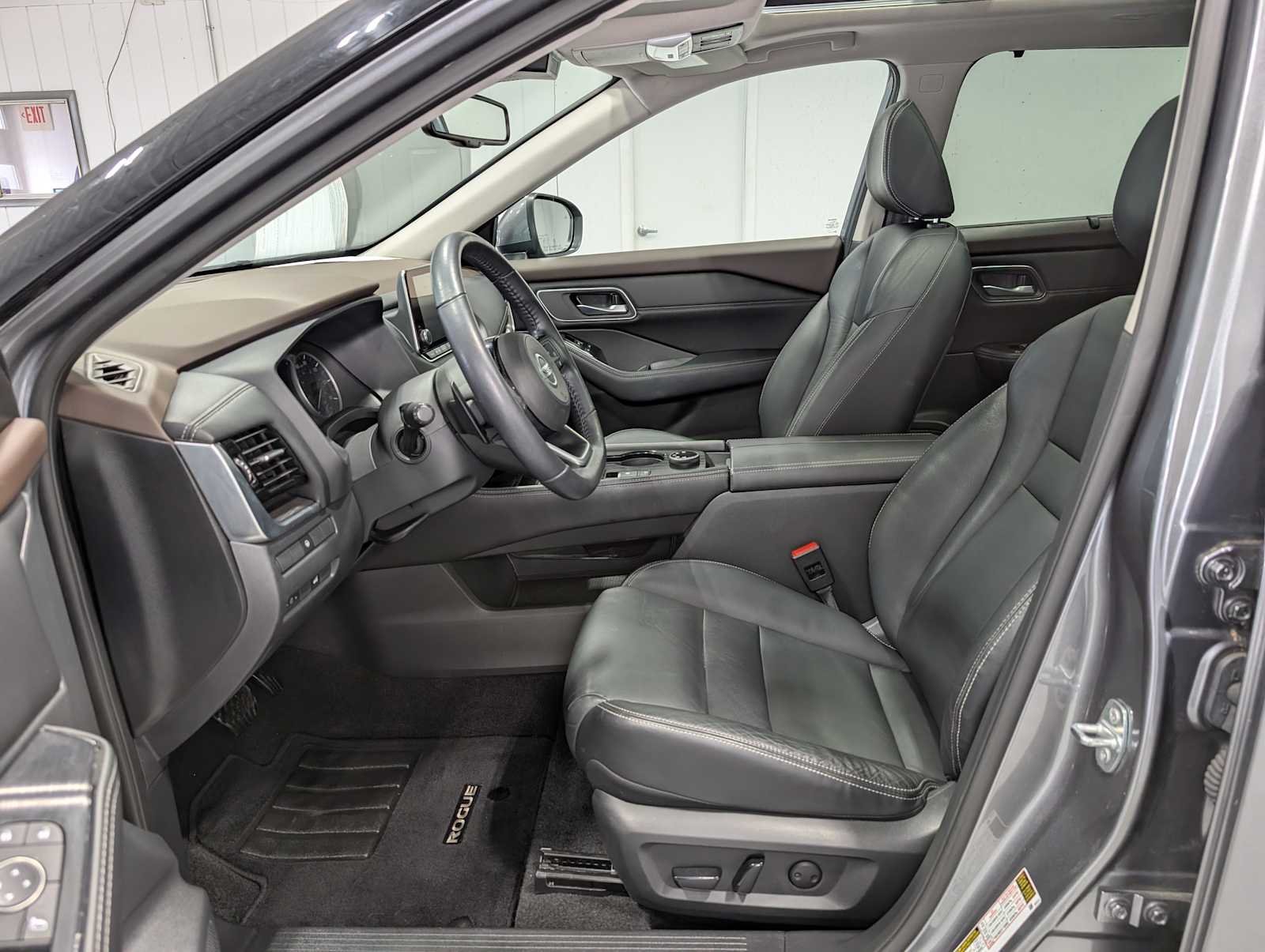 Used 2021 Gun Metallic Nissan SL image 4