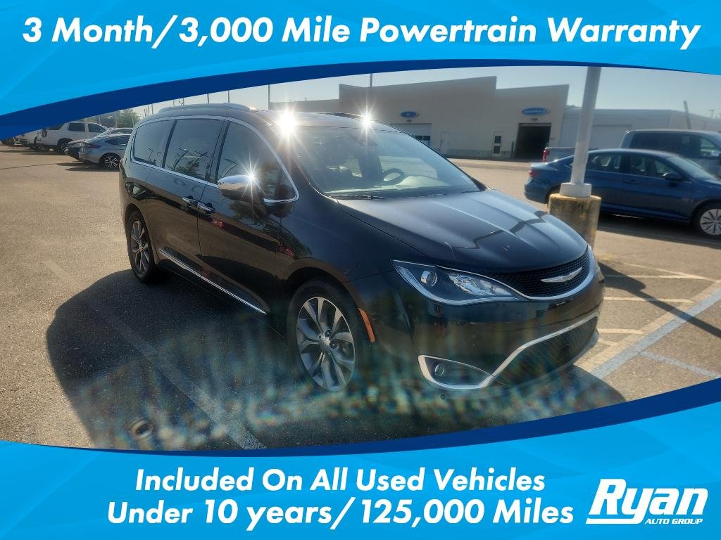 2017 Chrysler Pacifica Limited's photo