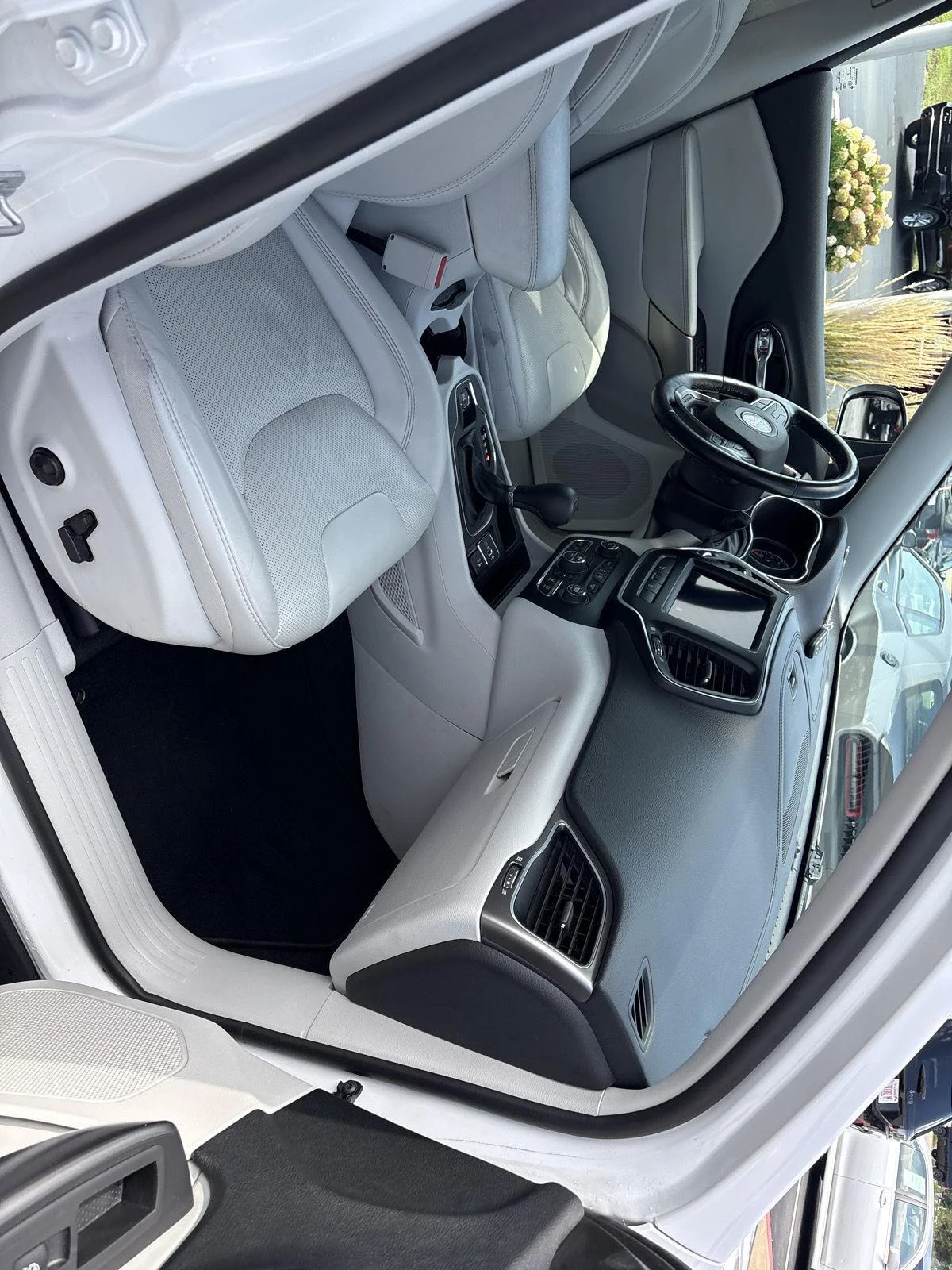 Used 2021 Bright White Clearcoat Jeep Latitude Lux image 14