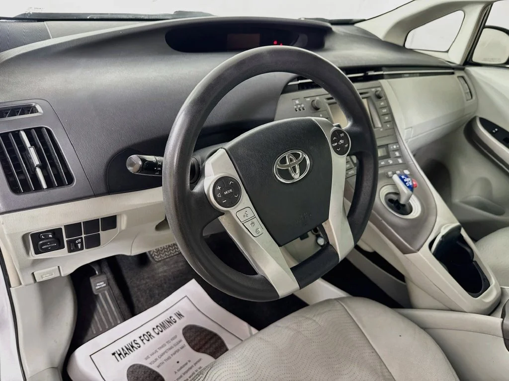 Used 2014 Silver Toyota Three image 9