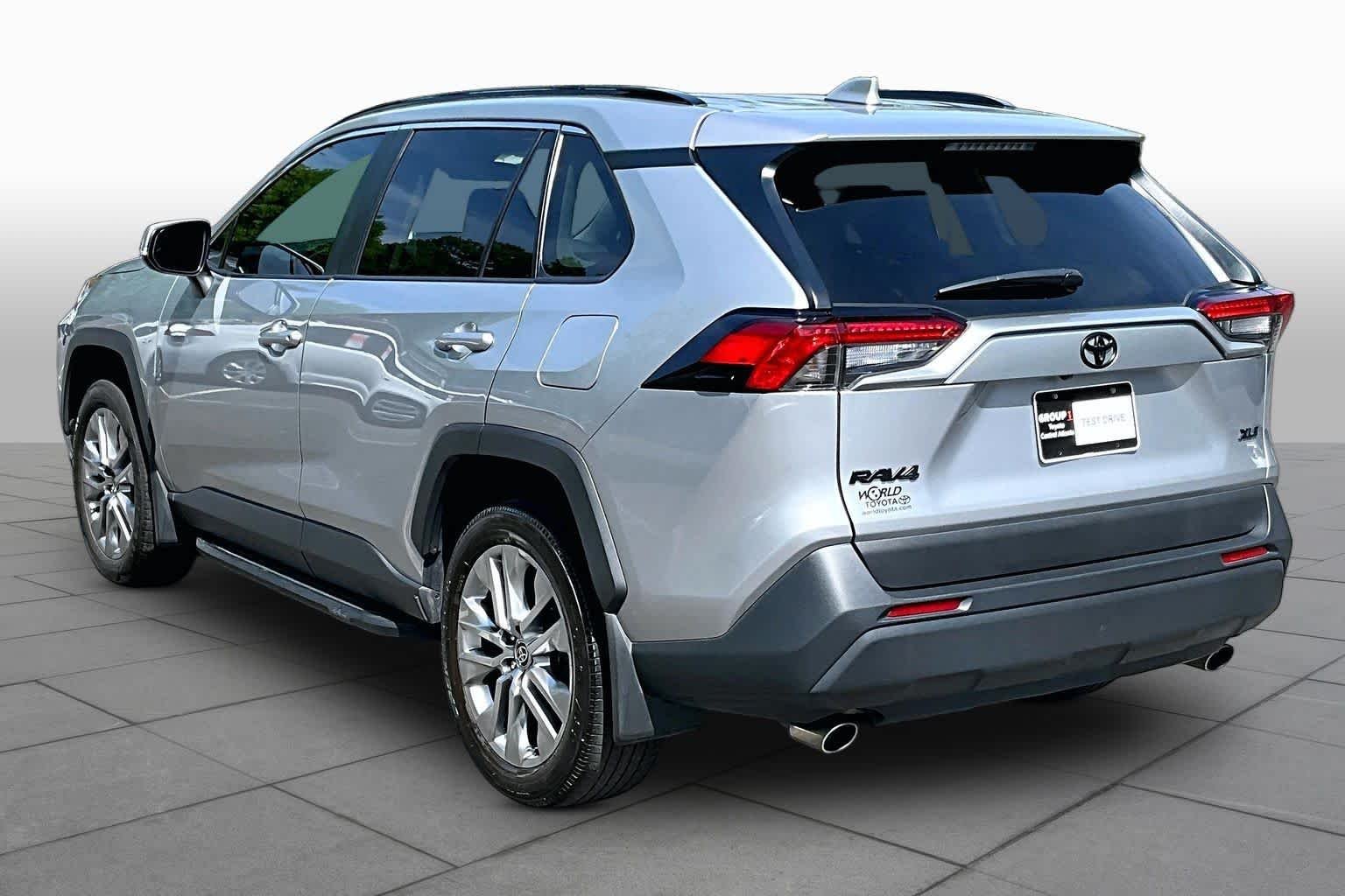 Used 2024 Silver Sky Metallic Toyota XLE Premium image 19