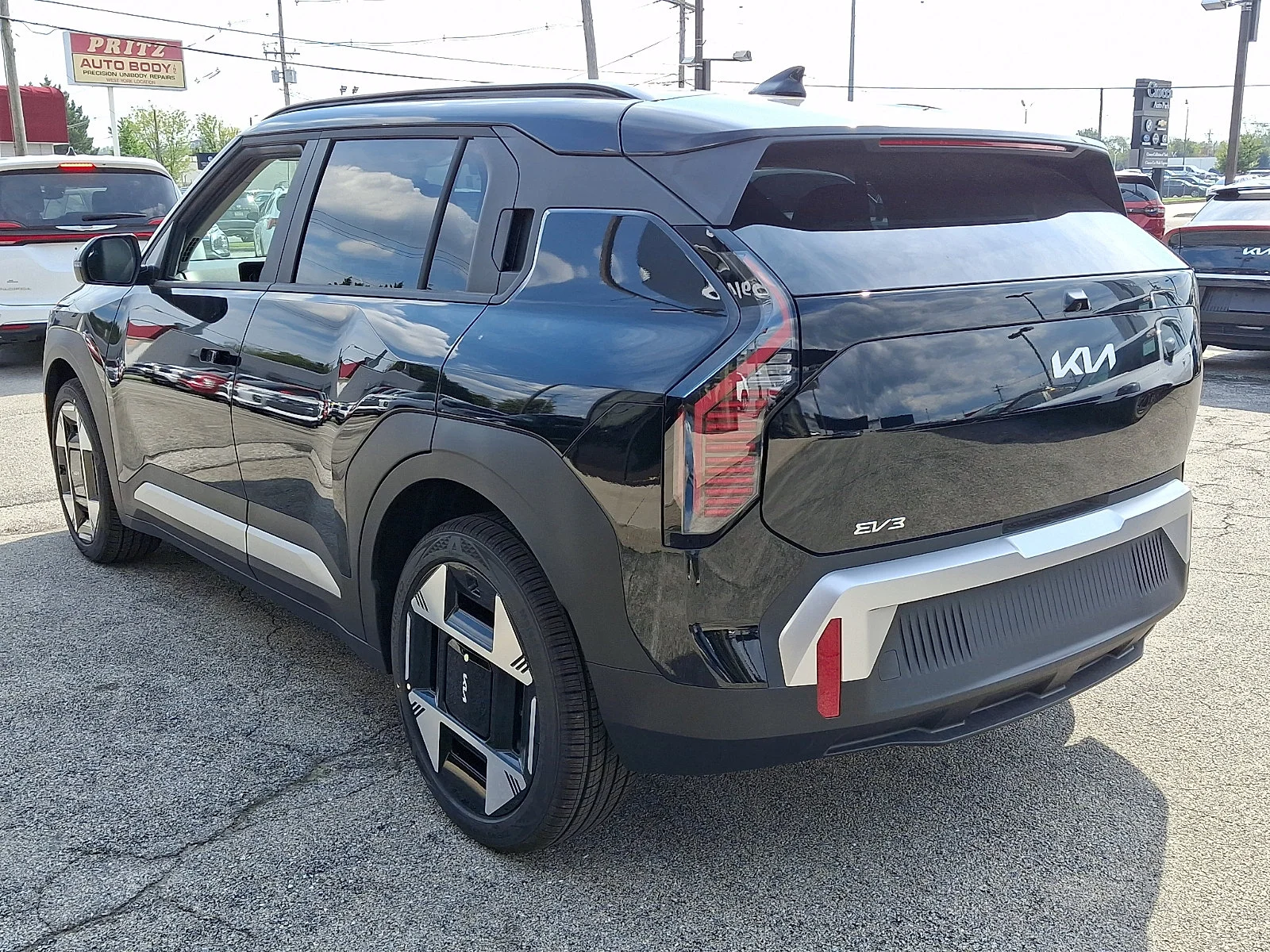 New 2027 Black Kia Wind image 5
