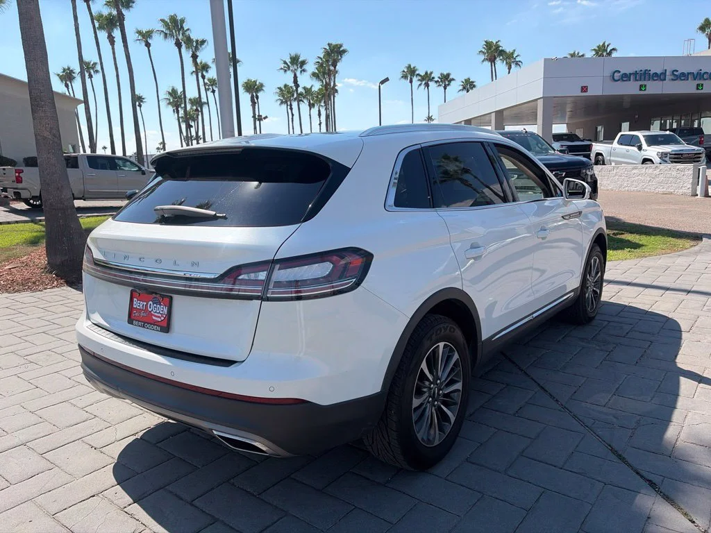 Used 2023 White Lincoln Standard image 4