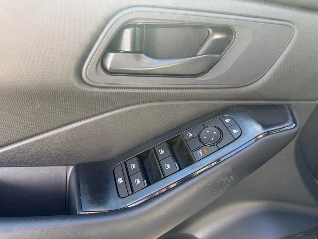 Used 2025 White Nissan S image 15