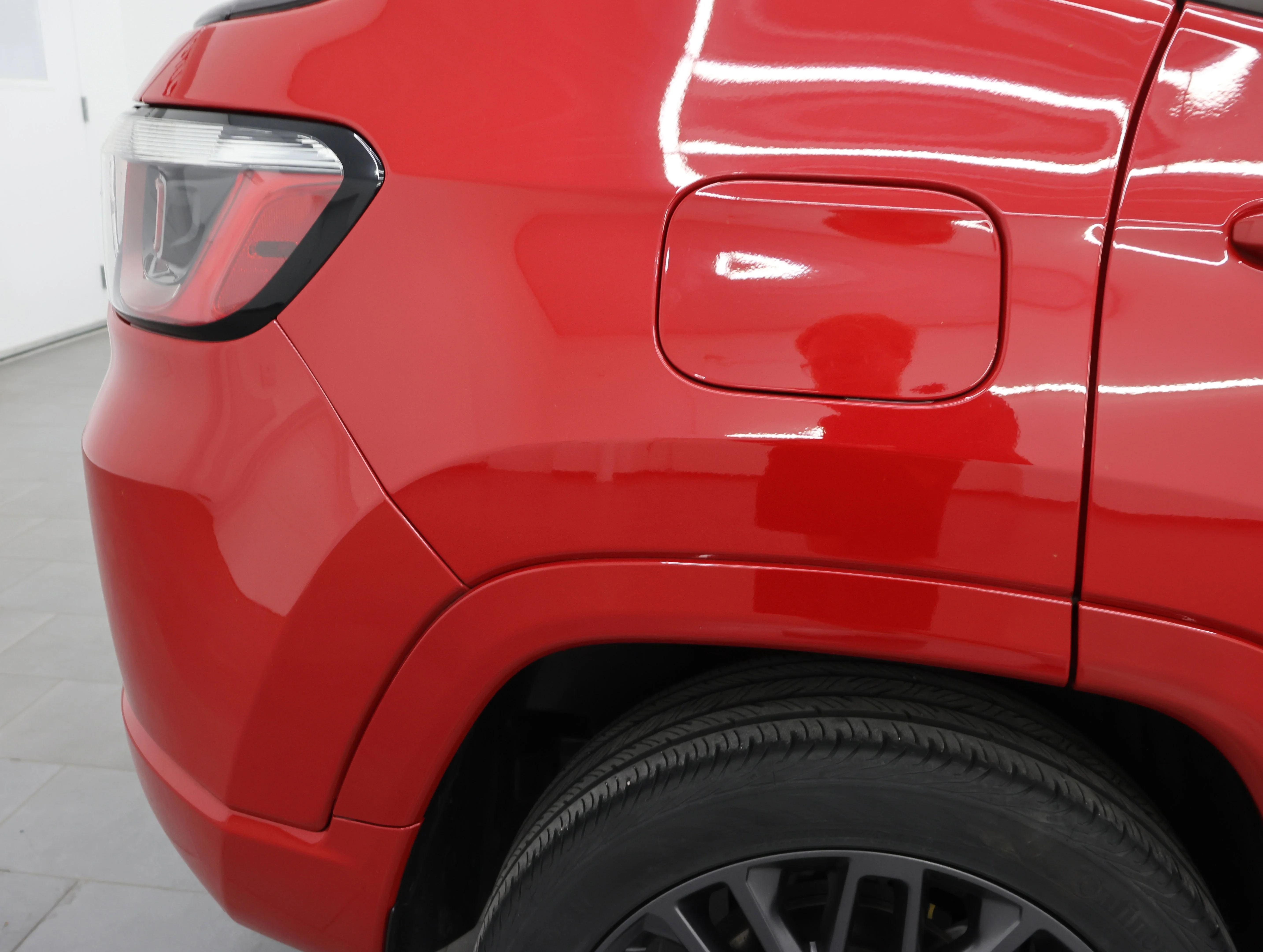 Used 2022 Redline Pearlcoat Jeep Limited image 25