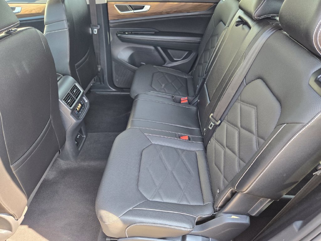 Used 2025  Volkswagen 2.0T SE w/Technology image 10