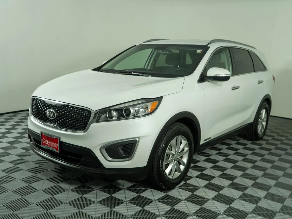 Used 2016 White Kia LX image 3