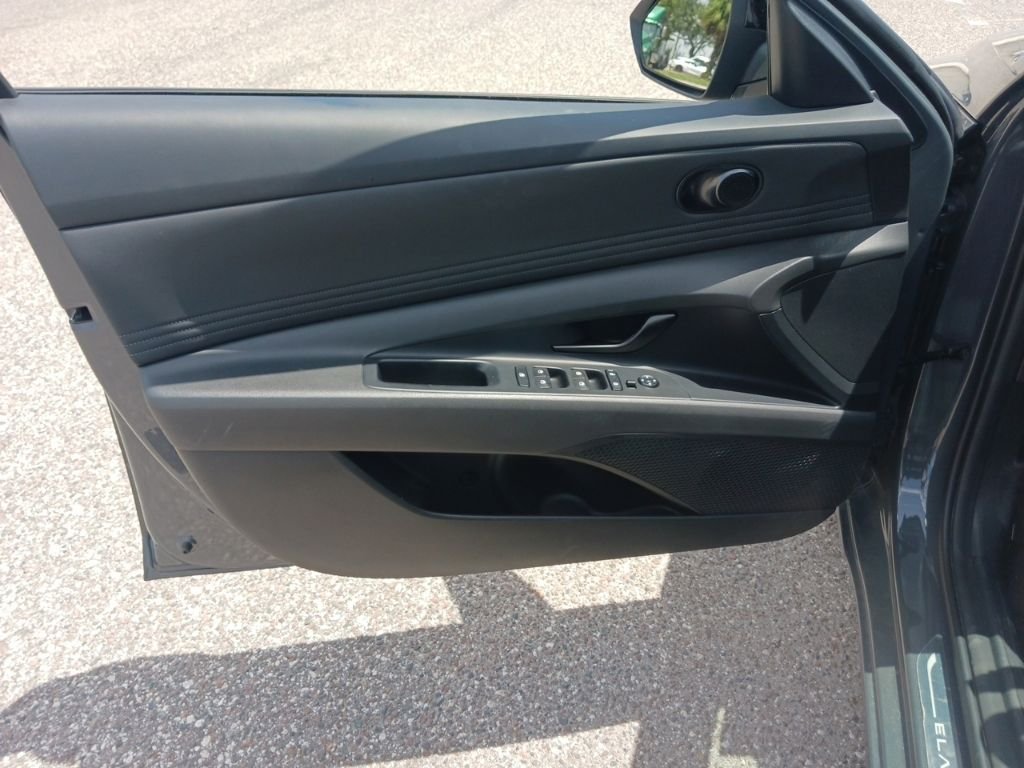 Used 2025 Gray Hyundai SEL Sport image 11