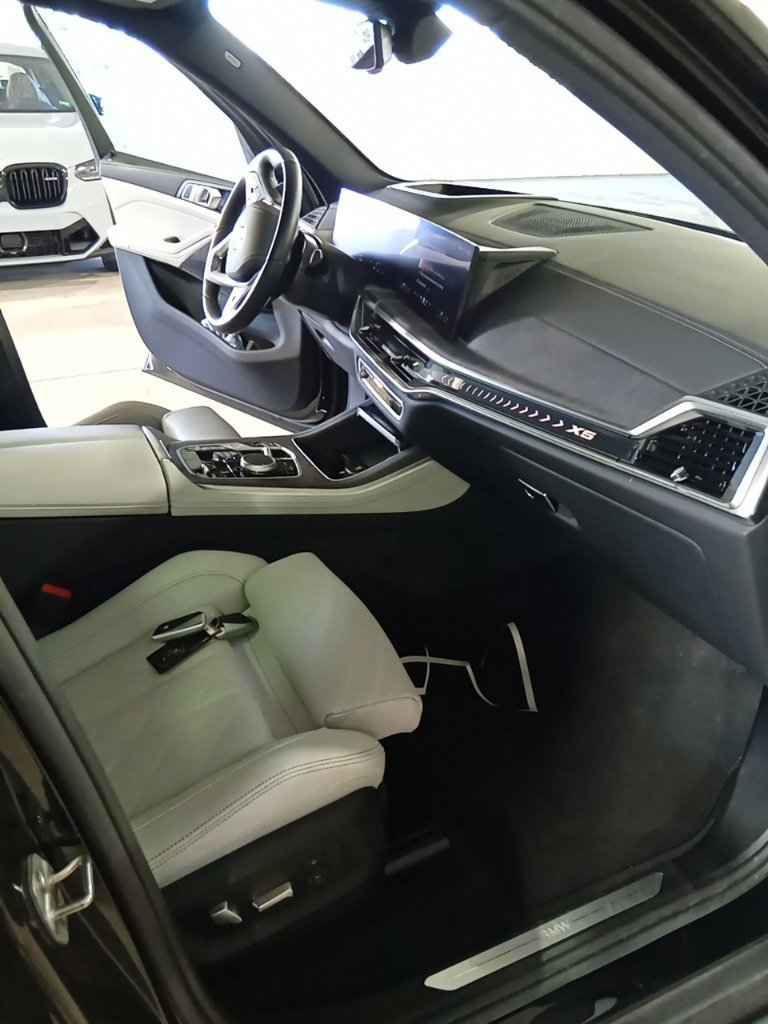 Used 2025 Black Sapphire Metallic BMW xDrive40i image 13