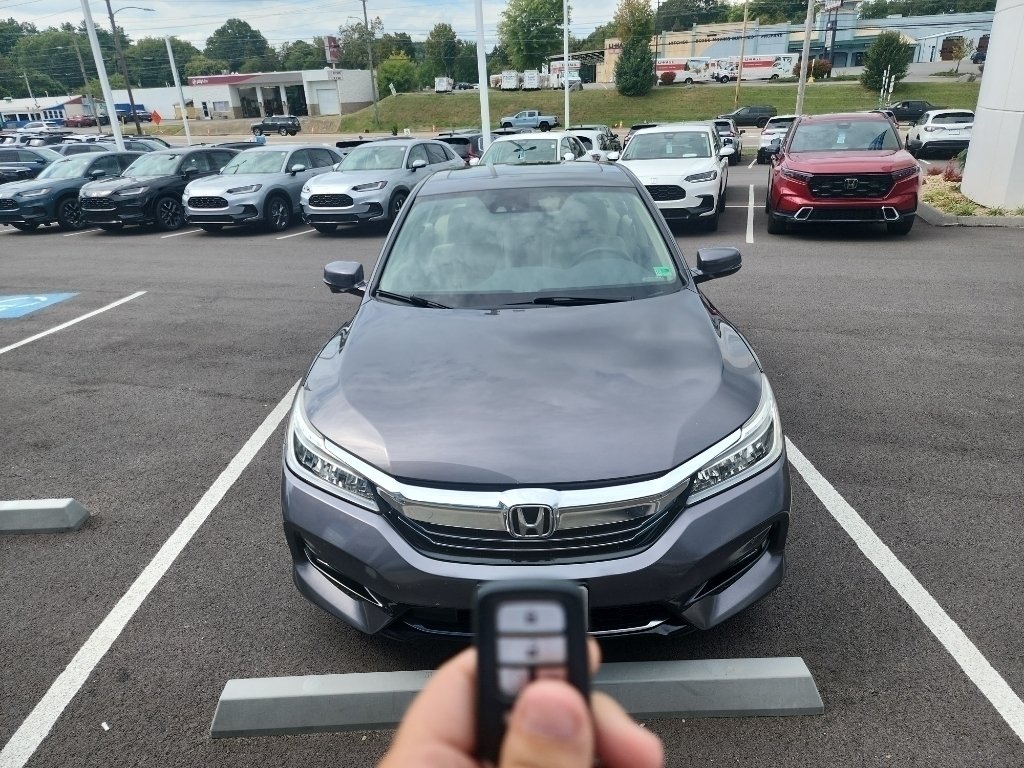 Used 2017 Modern Steel Metallic Honda Touring image 1