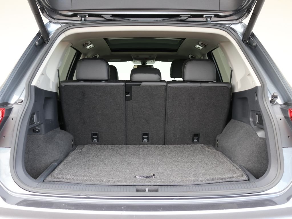 Used 2018 Gray Volkswagen 2.0T SEL image 30