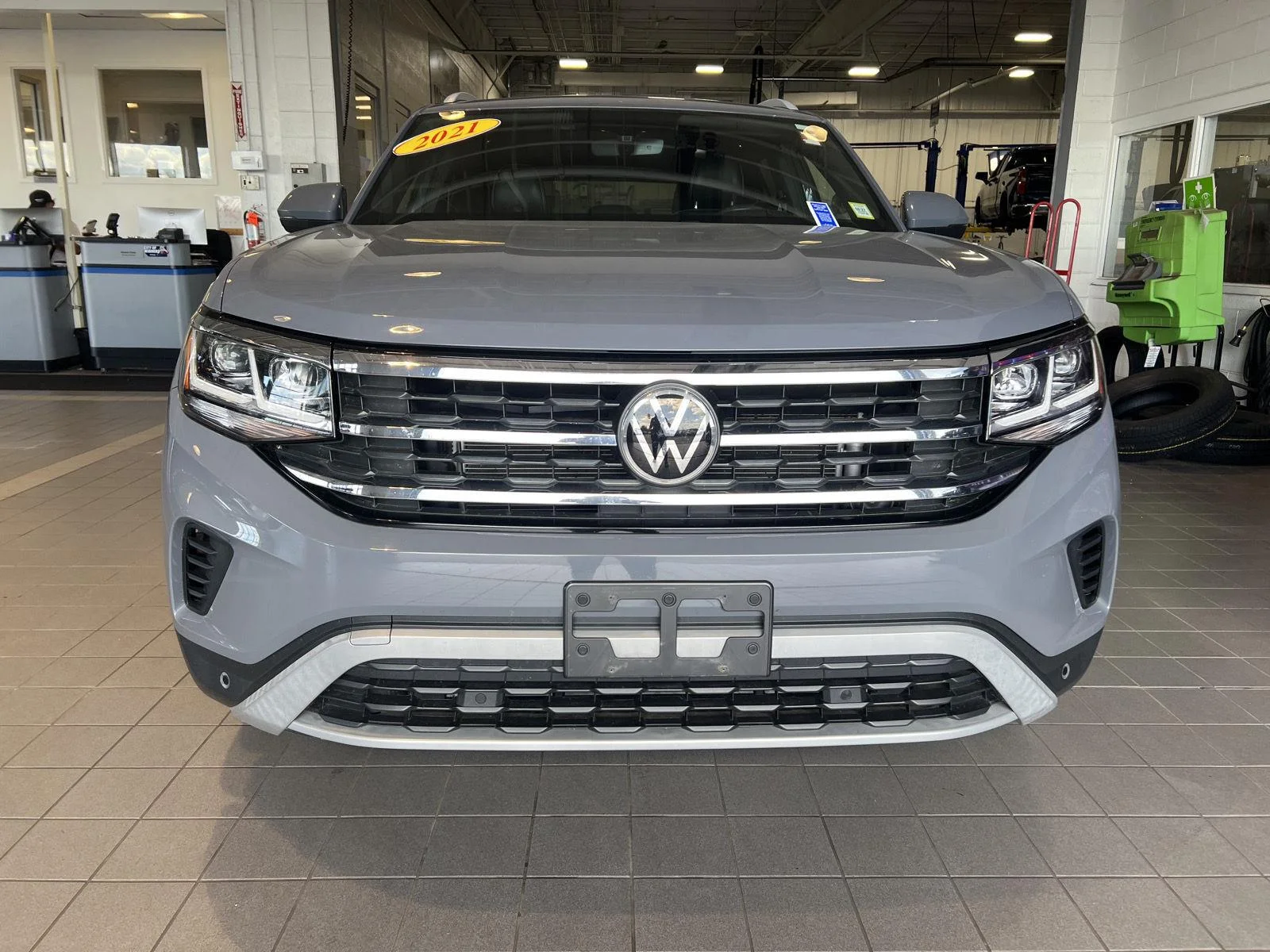 Used 2021  Volkswagen 3.6L V6 SE w/Technology image 2