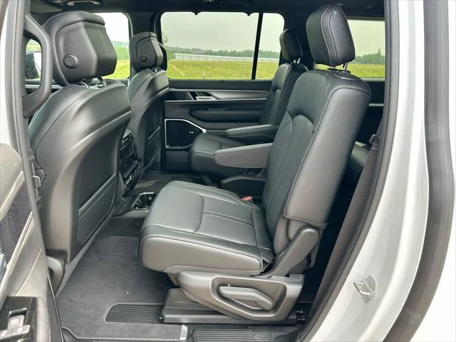 New 2026 Bright White Clear-Coat Exterior Paint Jeep Limited Altitude image 24